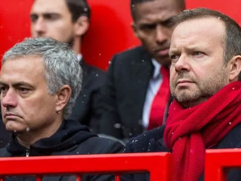 Mourinho 'nhắc khéo' Ed Woodward: "Mọi đội bóng đều tốt lên, trừ Man Utd"