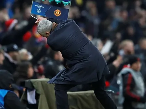 Mourinho nổi điên, đập phá giỏ đựng nước khi Fellaini ghi bàn