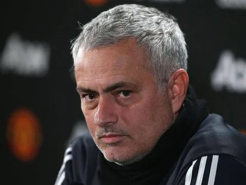 Mourinho 'nổi điên' khi biết Phil Jones phải tiêm 6 mũi để đá giao hữu