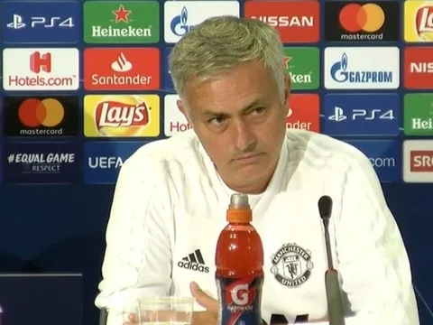 Mourinho nói gì với các học trò sau hiệp 1 trận Young Boys?