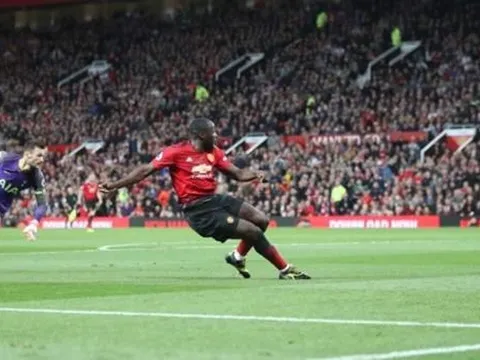 Mourinho phản ứng thế nào với pha bỏ lỡ không tưởng của Lukaku?