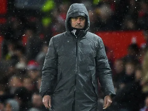 Mourinho ra quyết định kỳ quặc trong lúc 'dầu sôi lửa  bỏng'