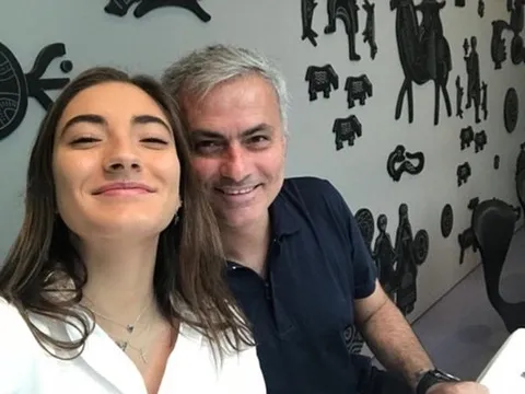 Mourinho rạng rỡ trong ngày sinh nhật "con gái rượu"