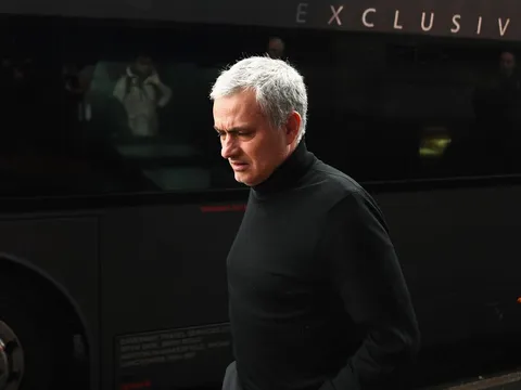 Mourinho sắp vượt mặt Sir Alex ở League Cup