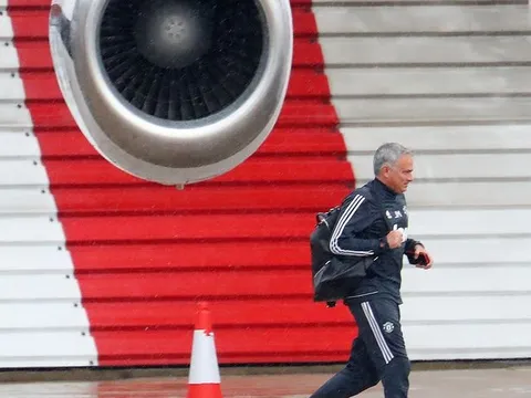Mourinho 'tay xách, nách mang' hối hả tránh cơn mưa rào