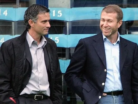 Mourinho: "Tôi bảo Abramovich: 'Đừng nói gì cả, hãy chi tiền mua cậu ta'"
