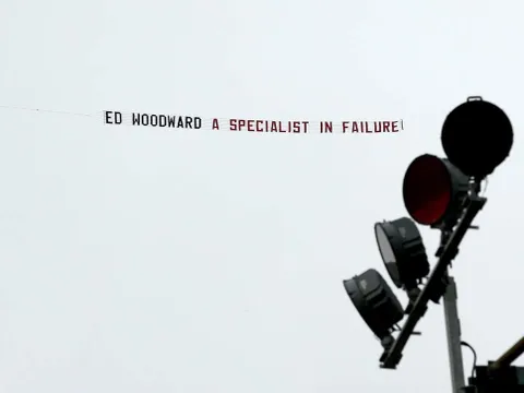 Mourinho: "Tôi không thấy chiếc máy bay nào. Ed Woodward đã thắng 2-0."