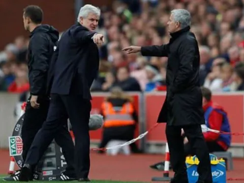 Mourinho tức giận, từ chối bắt tay Mark Hughes