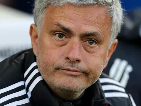 Mourinho nhận 'tối hậu thư' trước lần đụng độ Chelsea