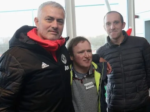 Mourinho và dàn sao Man Utd hóa 'ông già Noel' trước trận gặp Fulham