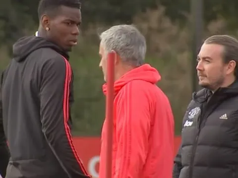 Mourinho và Pogba "lườm nhau", fan Man Utd biết cả hai đã nói gì