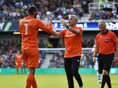Mourinho xỏ găng ra sân, bắt hụt penalty khiến đội nhà thua cuộc