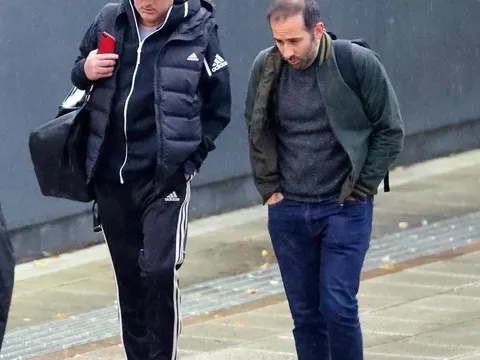 Mourinho xuất hiện cau có sau khi bị fan Man Utd tẩy chay