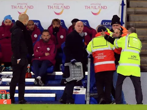 CĐV quá khích lao vào sân khiêu chiến Guardiola