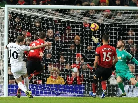 MU hòa phút chót: Solskjaer và tinh thần Alex Ferguson
