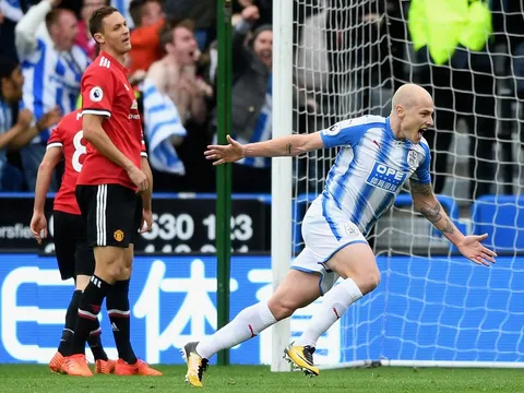 M.U thua sốc Huddersfield: Cơn mưa Yorkshire chôn vùi Quỷ đỏ