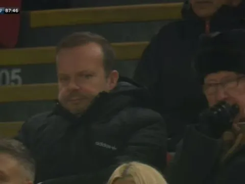 M.U tệ hại, Ed Woodward phản ứng ra sao trên khán đài?