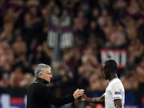 Mourinho tố M.U bị CHÈN ÉP