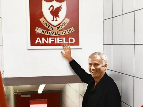 MU: Thiên hạ cứ chê, còn Mourinho mỉm cười...