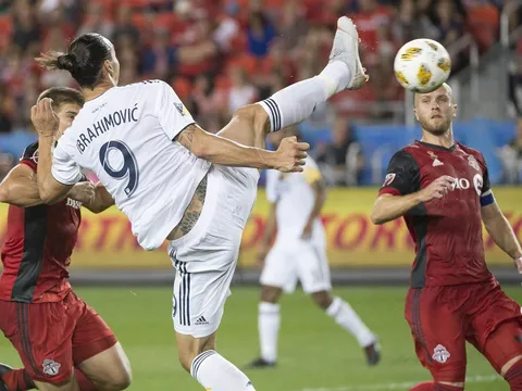 Mua "hụt" Zlatan, AC Milan tính "rút ruột" Liverpool