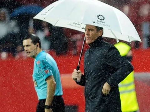 Mưa tầm tã trong ngày HLV bị ung thư của Sevilla tái xuất