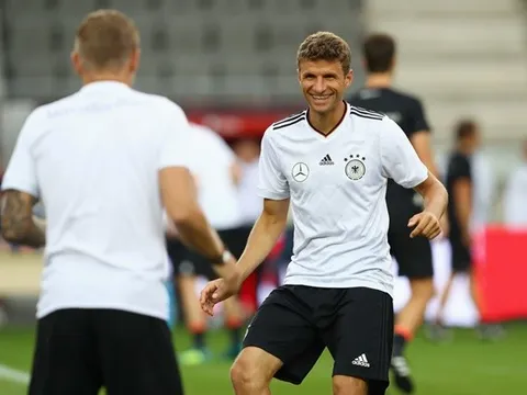 Muller lao vào tập luyện, hòng ghi điểm trước Joachim Low