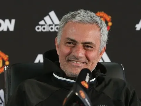 Mượn Juve, Mourinho buông lời "đá xéo" ban lãnh đạo Man Utd