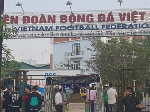 Không đặt được vé bán kết AFF Cup, hàng chục người vây trụ sở VFF