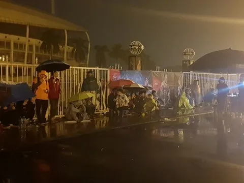 Đội mưa, vạ vật trắng đêm đợi mua vé xem đội tuyển Việt Nam đá AFF Cup