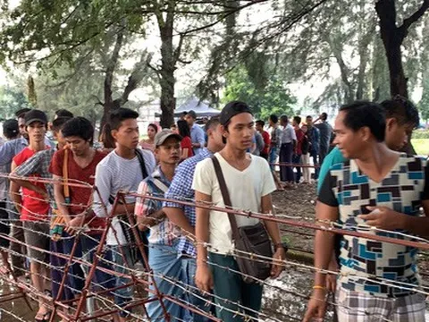 Phe vé trà trộn CĐV Myanmar để gom vé trận quyết đấu với tuyển Việt Nam