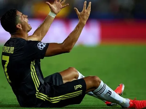 Tiếp tục làn sóng, cựu "Quỷ đỏ" lên tiếng về thẻ đỏ của Ronaldo