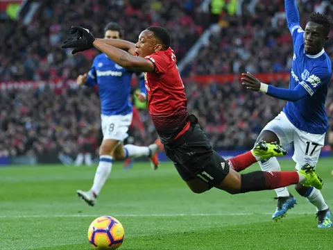 Muốn "bay" cao hơn nữa, Martial cần nghe lời Carragher