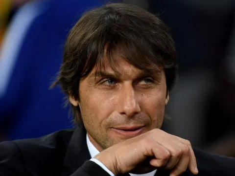 Man Utd giúp "kẻ thù cũ" gieo thêm sầu cho Mourinho