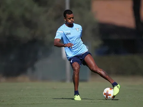 Nani 'quẩy' cực sung trên sân tập Lazio