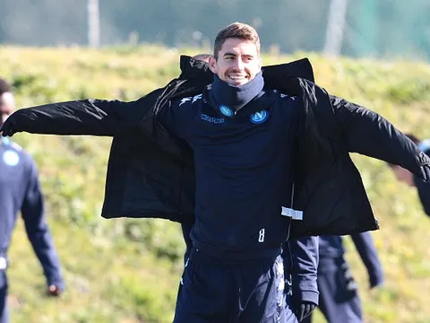 Napoli mặc áo khoác 'tắm nắng' trước khi sang Hà Lan