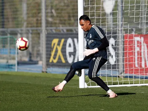 Navas buồn rười rượi khi bị Courtois chiếm suất bắt chính