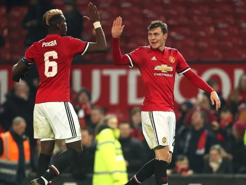 Này Jamie Carragher, ông đã chê sao Man Utd hơi sớm đấy!