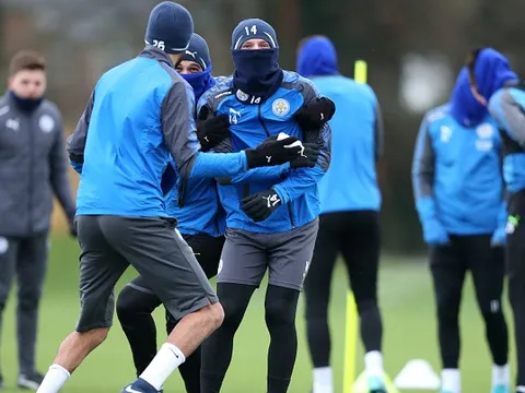 Ném tuyết, xịt nước, đánh đội đồng, Mahrez 'quậy tưng' Leicester