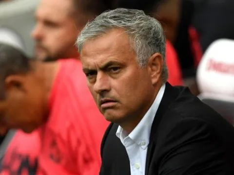 Neville tin tưởng Mourinho sẽ làm điều này để hạ gục Tottenham