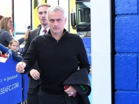 Neville chỉ trích cách tiếp cận 'liều lĩnh' của Mourinho