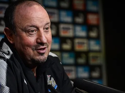 Newcaslte gặp sóng gió, Benitez vẫn vững tay chèo