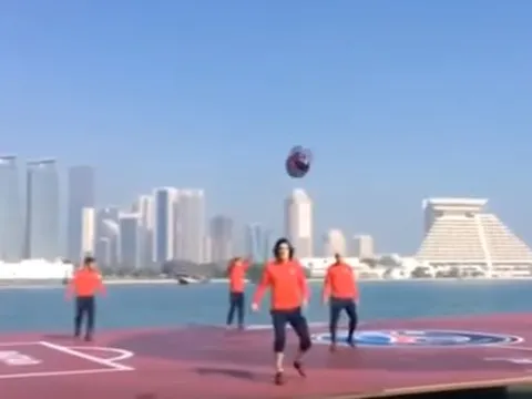 Neymar, Cavani và Mbappé rủ nhau ra giữa biển chơi bóng