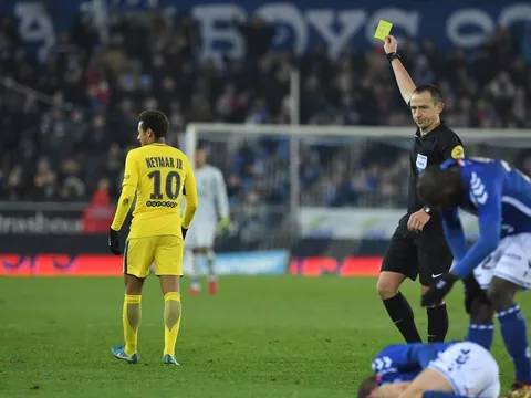 Neymar chỉ biết cúi đầu nhìn PSG nhận thất bại gây sốc trước Strasbourg