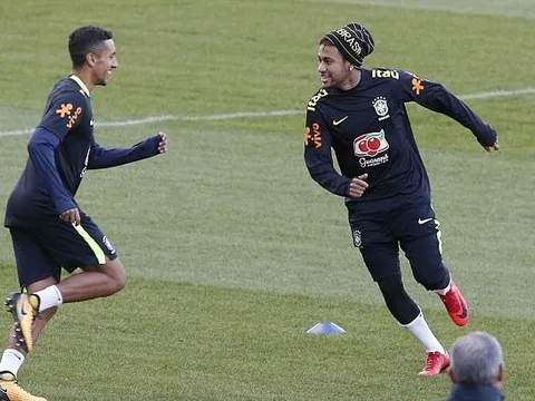 Neymar cười thả ga khi trở về tập trung cùng tuyển Brazil