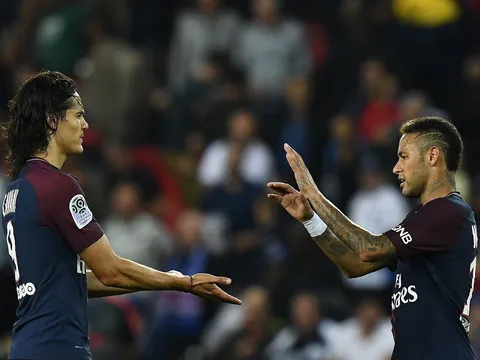 Neymar đá penalty cho PSG, Cavani là người đầu tiên đến chia vui