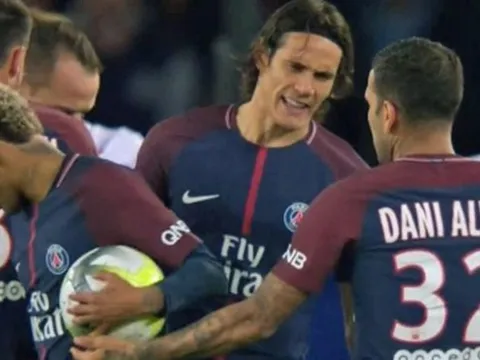 Forlan chê Dani Alves bám váy Neymar