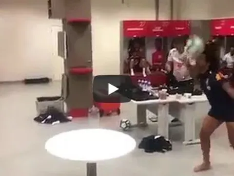 Neymar, Dani Alves, Marcelo, Thiago Silva chơi trò lạ trong phòng thay đồ Brazil