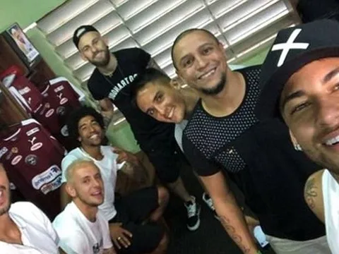 Neymar hội họp cùng người nổi tiếng ở quê nhà