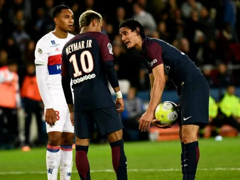 Neymar "hục hặc" với Cavani, người trong cuộc nói gì?
