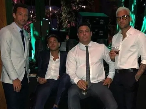 Neymar khoe ảnh chụp cùng huyền thoại ‘Ro béo’